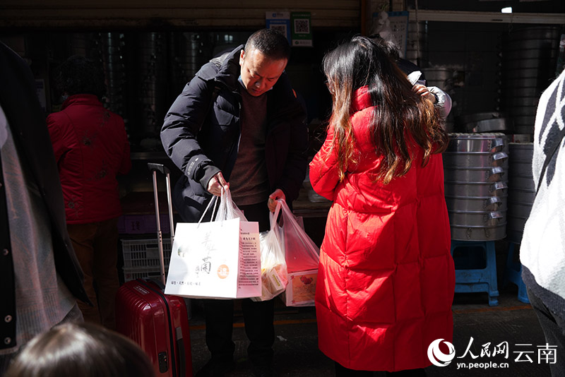 云南昆明“网红”菜市场里的新春烟火气。 人民网 蔡树菁摄