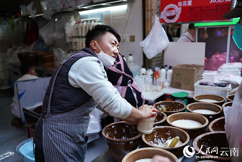 云南昆明“网红”菜市场里的新春烟火气。 人民网 蔡树菁摄