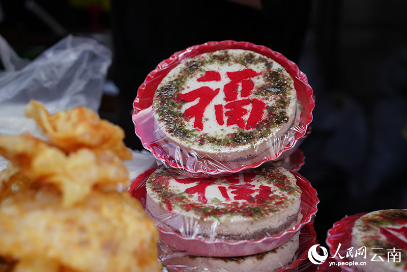 云南昆明“网红”菜市场里的新春烟火气。 人民网 蔡树菁摄