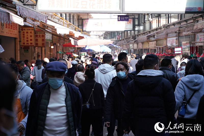 云南昆明“网红”菜市场里的新春烟火气。 人民网 蔡树菁摄