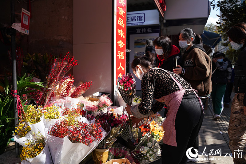 云南昆明“网红”菜市场里的新春烟火气。 人民网 蔡树菁摄