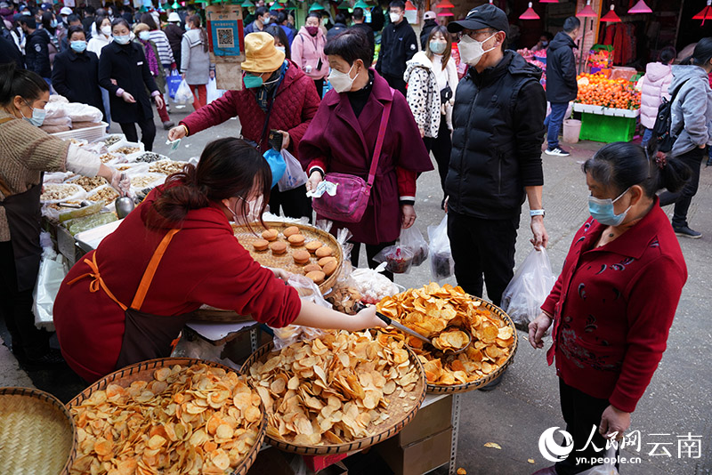 云南昆明“网红”菜市场里的新春烟火气。 人民网 蔡树菁摄