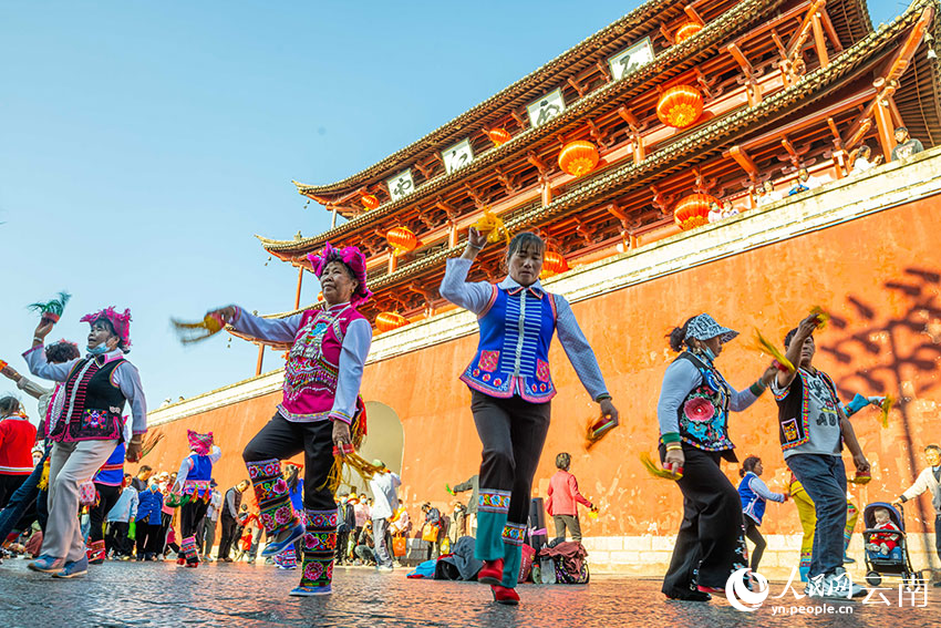 云南红河新春庙会现场气氛热闹，民族乐舞表演精彩纷呈。人民网 蔡树菁摄