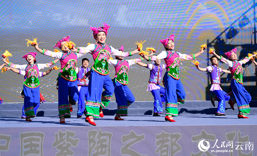 云南红河新春庙会现场气氛热闹，民族乐舞表演精彩纷呈。人民网 蔡树菁摄