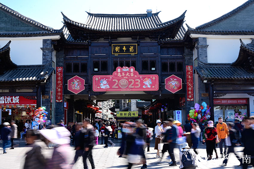 古色古香的古城与新春庙会碰撞，吸引无数游客。 人民网 蔡树菁摄