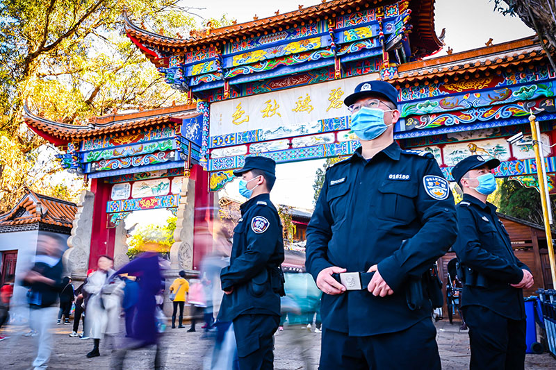 民警在景区执勤。云南省公安厅供图