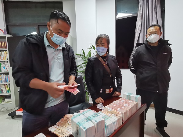 农民工领到工资。镇沅县融媒体中心供图