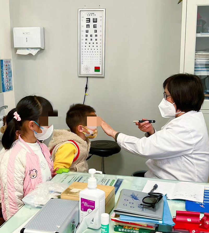 許江濤為小患者檢查。