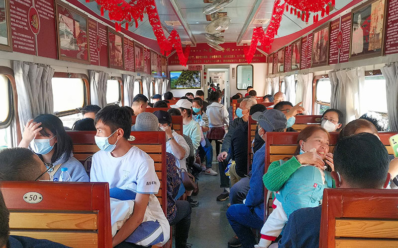米轨列车车厢内坐满旅客。骆燕摄