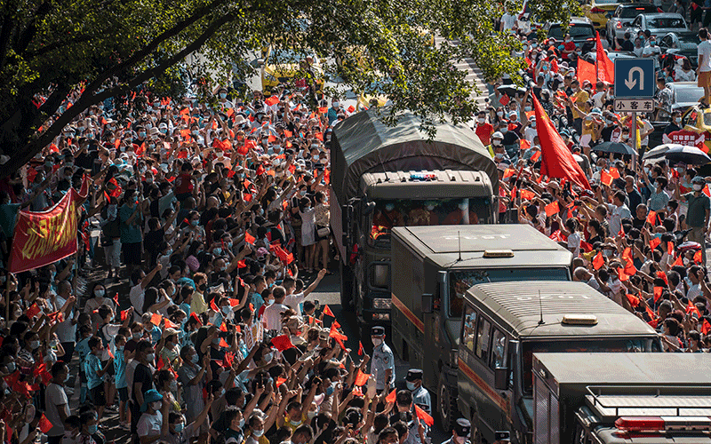 【图1】2022年8月，重庆人民夹道欢送。云南省森林消防总队供图