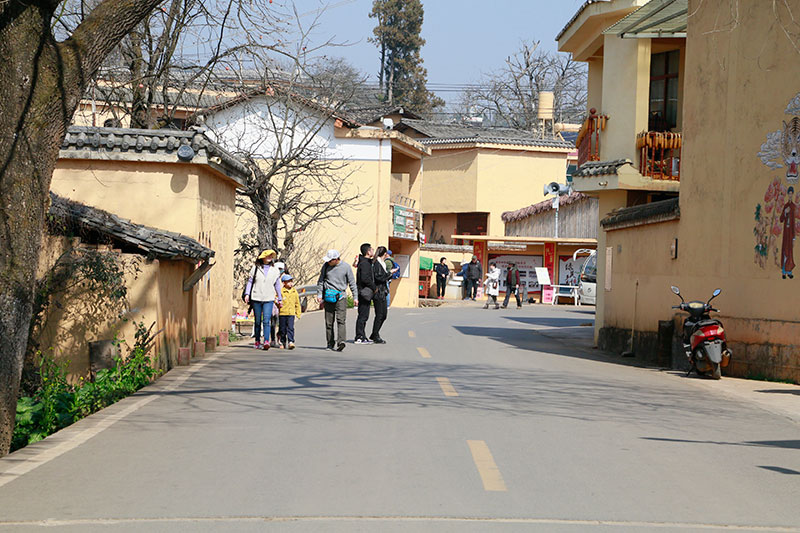 游客在可邑村漫步。邓楚瑜摄