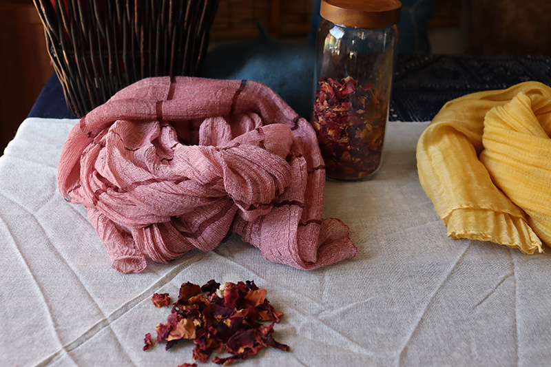 玫瑰花染出烟霞红。