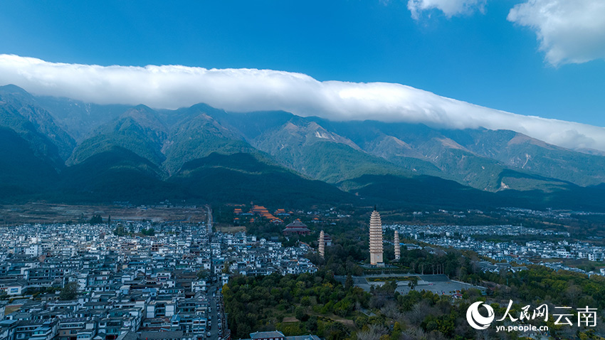 2月11日，云南大理苍山顶出现“云被”景观。赵一舟摄