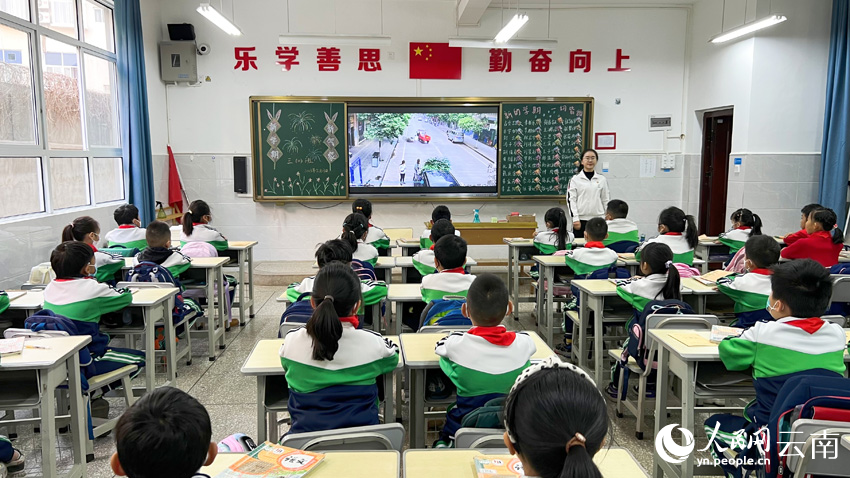 2月13日，红河州开远市东城小学开展交通安全知识为主题的开学第一课。