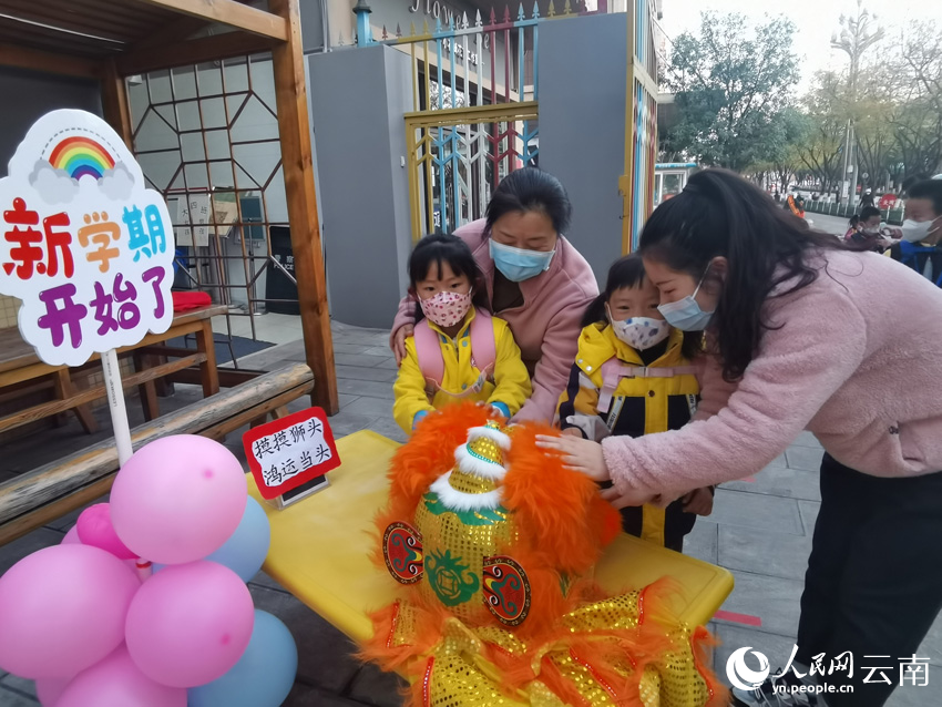 2月13日，昆明市安宁市第一幼儿园的老师在班级门口布置了寓意美好的小惊喜迎接小朋友们。贾建荣摄