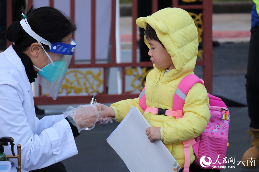 2月13日，昆明市安宁市第二幼儿园新学期美好的一天从晨检开始。贾建荣摄