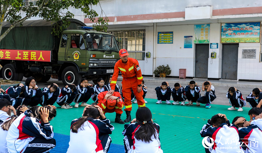 2月13日，普洱市景谷县民族中学开展地震避险知识的开学第一课。郭元丰