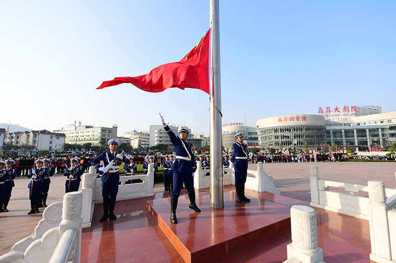 同升国旗、同唱国歌。