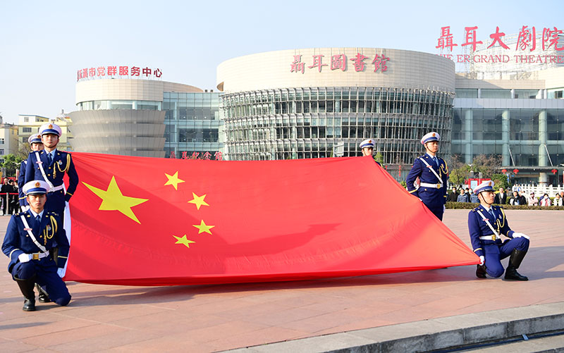 展示北京市天安门地区管理委员会赠送的国旗。