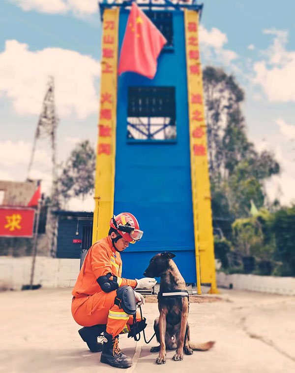 【消防員分享給家人的訓練日常照。（昆明消防供圖）