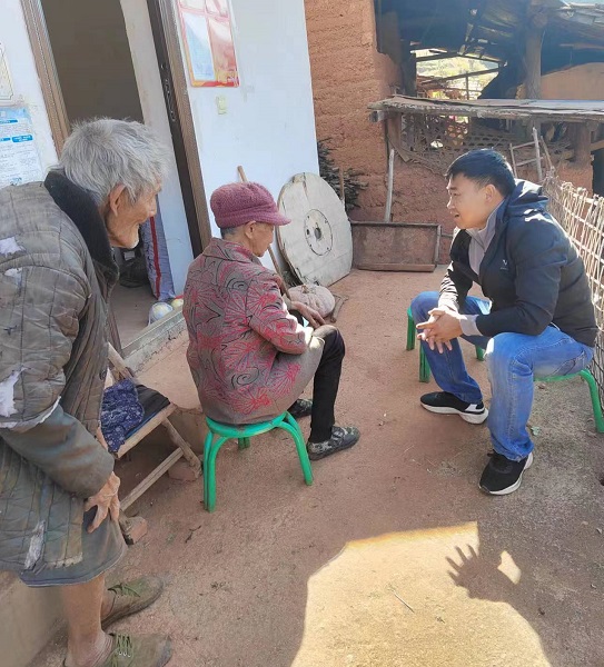 杨红亮在做善朝芬老人工作。受访者供图