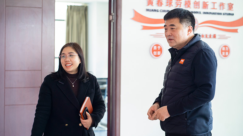 全国人大代表、云南植物药业有限公司研究院院长黄春球向前来走访的国家税务总局云南省税务局党委委员、总会计师梁兴涛介绍企业发展情况。（陈雯敏--摄）