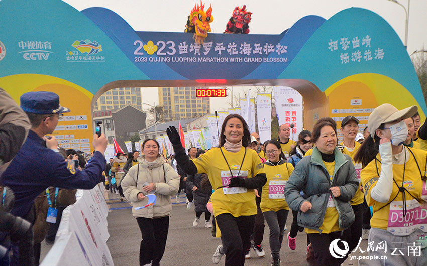 2月25日，2023曲靖罗平花海马拉松鸣枪开跑。人民网 刘怡摄