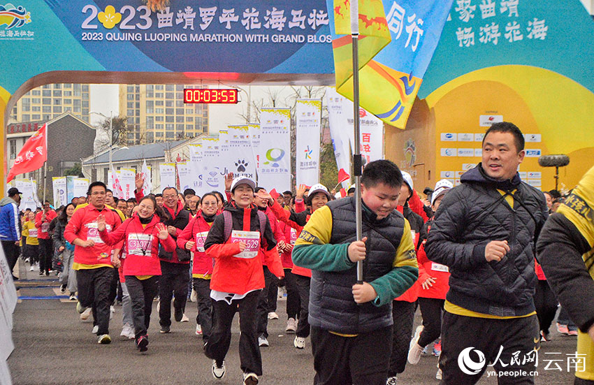 2月25日，2023曲靖罗平花海马拉松鸣枪开跑。人民网 刘怡摄