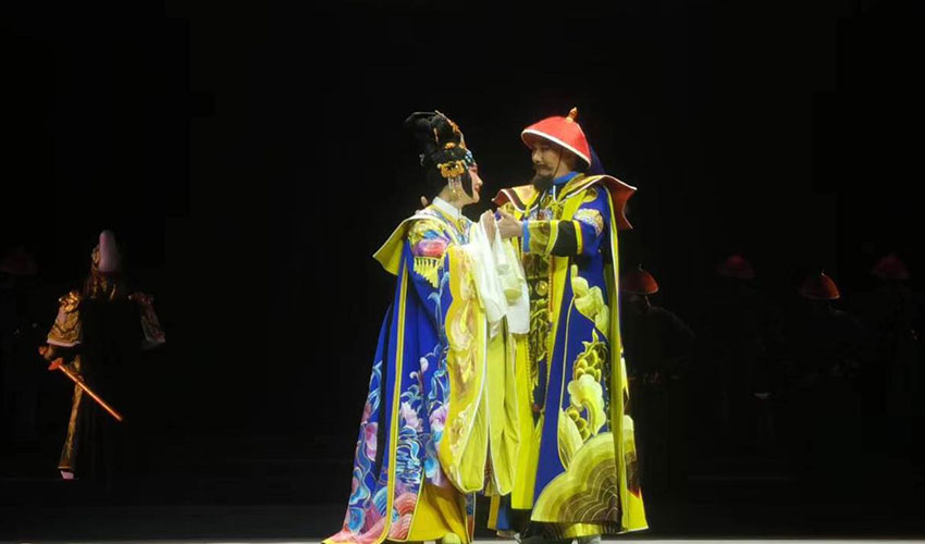 首演现场。