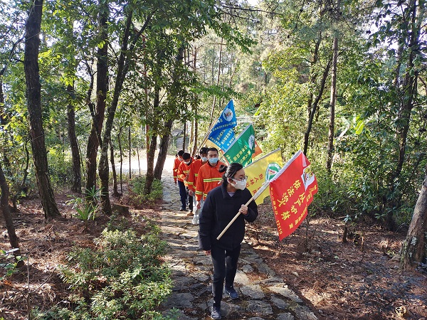 政府工作人員和護林員一起進山巡護。鎮沅縣融媒體中心供圖