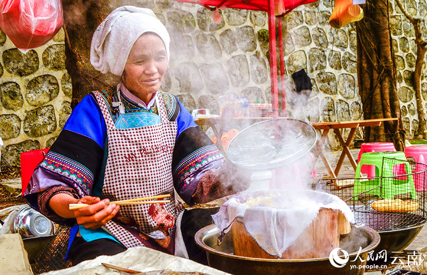 布依族群眾在多依河畔制售本民族特色美食花米飯。人民網 劉怡攝