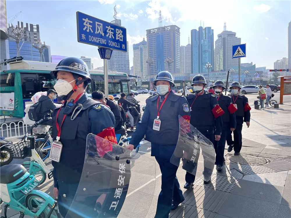 “紅袖標”治安志願者在街面巡邏。盤龍公安供圖