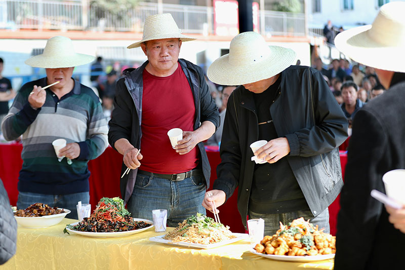 市民品尝用东川大蒜制作的美味佳肴。