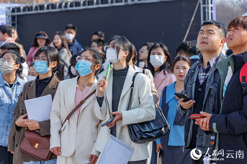 云南省2023届综合类高校毕业生暨国有企业专场招聘会现场。李哲摄