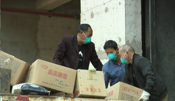 在工作人员监督下，假冒伪劣侵权商品被倒入垃圾库。刘思宏摄