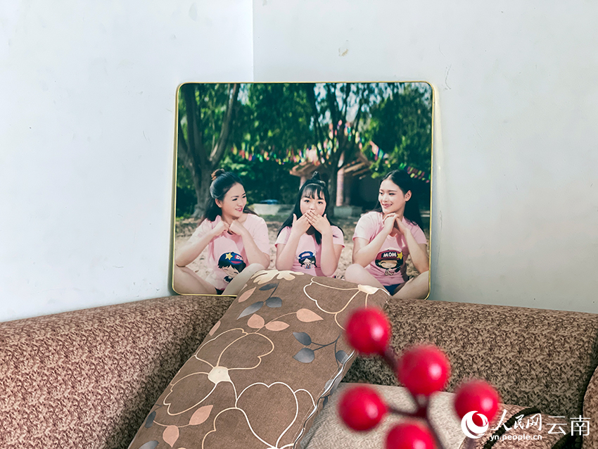 家裡客廳擺著一家三口的藝術照。（左為祁應東，右為楊淇）人民網記者 程浩攝