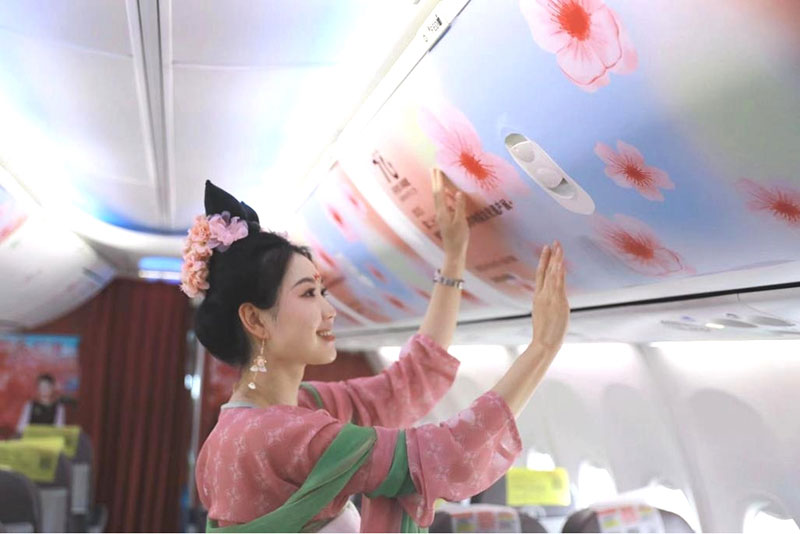 祥鹏航空“樱花烂漫，春城有约”主题航班。钱瑶摄