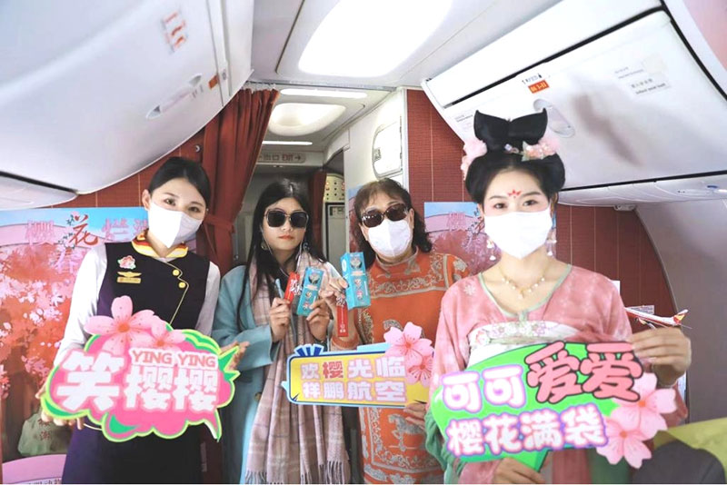 祥鹏航空“樱花烂漫，春城有约”主题航班。钱瑶摄