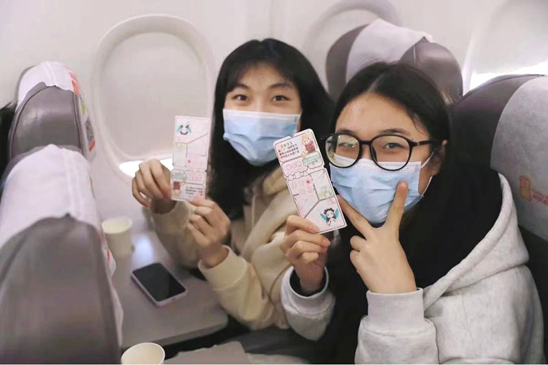 主题航班上旅客照片（3月16日摄）。钱瑶-摄