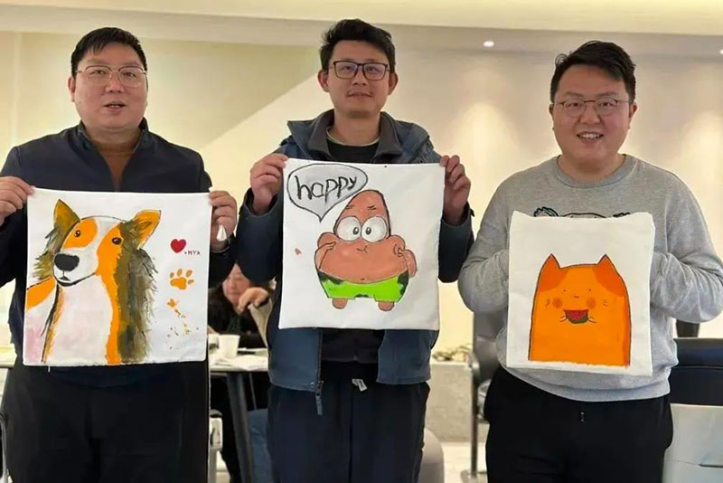 大家通过在纯白的帆布袋上作画的方式释放自己的情绪