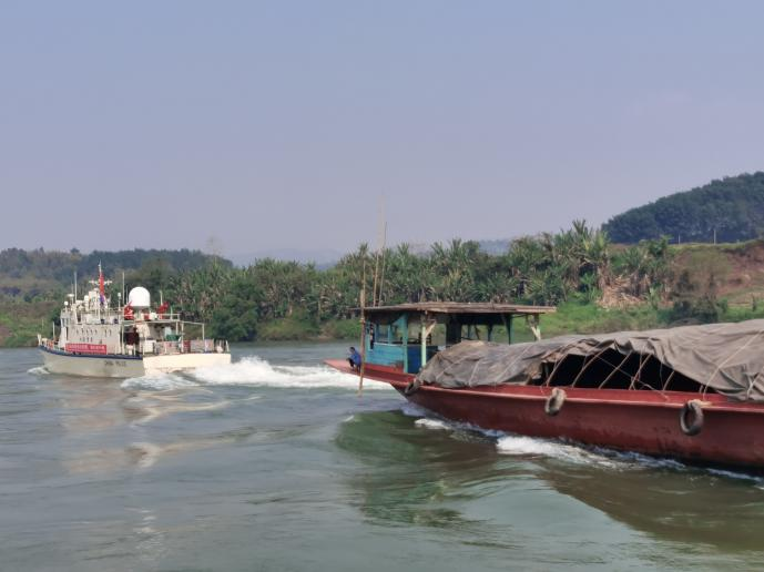 老挝籍“猛龙0038号”商船触礁遇险，中方前往救援。云南省公安厅供图
