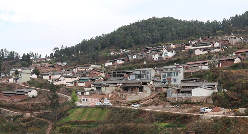 汽車進入小山村。楊宋攝