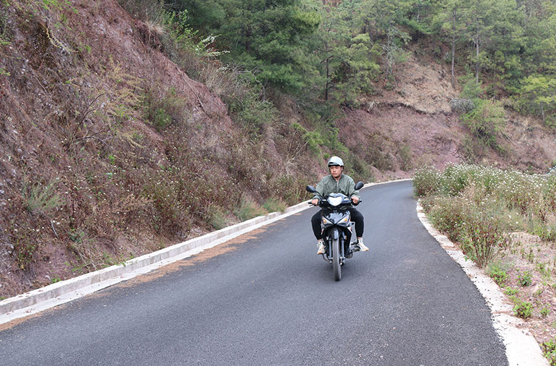 三岔口村民李田在公路上安全騎行。楊宋攝