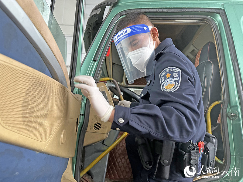 马关边检的民警正在对过往车辆进行检查。郭盈杞摄
