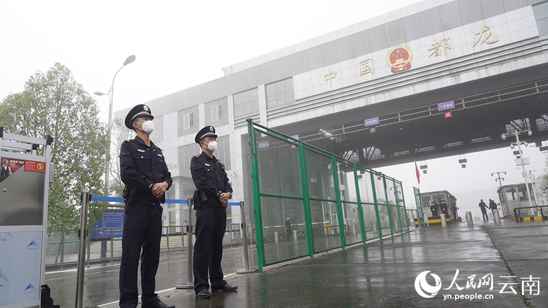 都龍口岸前民警在值守。郭盈杞攝