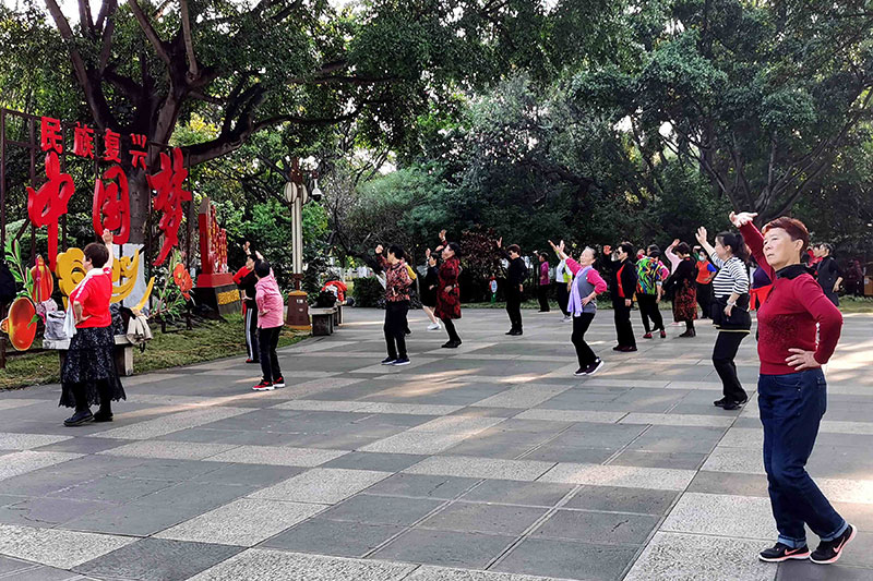市民在公園健身。佴斌攝
