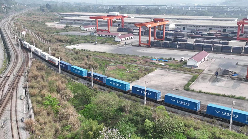 首班西部陸海新通道跨境鐵公聯運班列（重慶—瑞麗—緬甸）開行。德宏州委宣傳部供圖