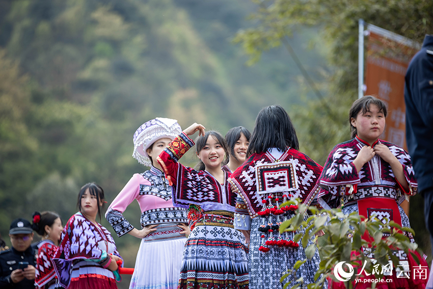 文化节现场，当地群众穿上少数民族服装。人民网记者 程浩摄