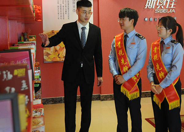玉溪市税务部门青年税务干部走访“老字号”企业,上门开展政策辅导