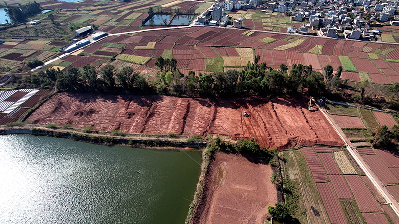 弥渡县地龙河村建设高标准农田。李铭摄